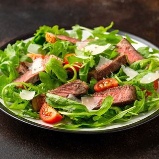 Tagliata di filetto di manzo con rucola  e grana