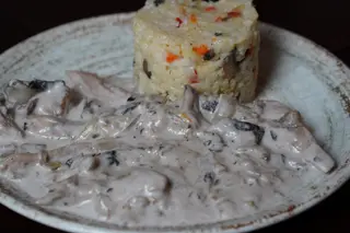 Pui stroganoff cu orez sarbesc