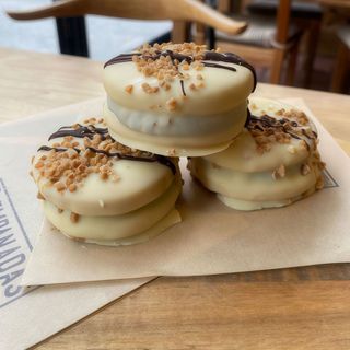 Alfajor chocolate blanco y dulce de leche