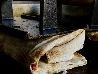 СУЛУГУНІ У АРАБСЬКОМУ ЛАВАШІ (200)