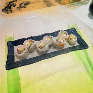 95B.Salmón Con Aguacate Y Queso Cremoso Con Tobiko (6 Pzs.)