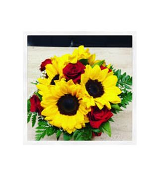 Bouquet di rose rosse e girasoli