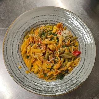 Penne tricolore cu piept de pui şi legume