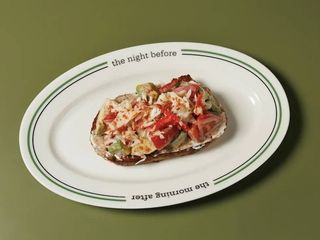 Tost z krabem, awokado i sosem sezamowym