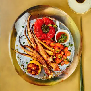 Tentacule de calamar la gratar cu legume aromatizate