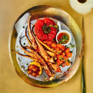 Tentacule de calamar la gratar cu legume aromatizate