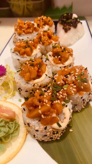 70. Uramaki De Salmón Spicy
