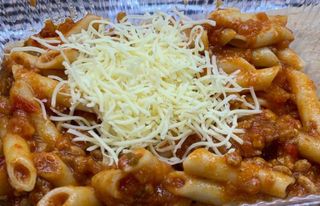 Plat de macarrons bolonyesa amb formatge