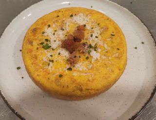 Tortilla de patata grande carbonara