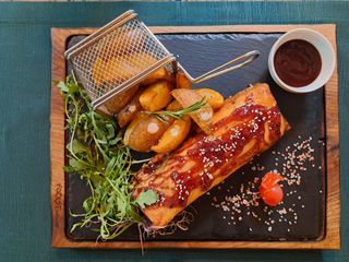 Coaste la cuptor cu cartofi prăjiți și sos barbecue