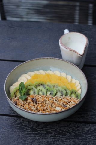 Боул з гранолою та йогуртом