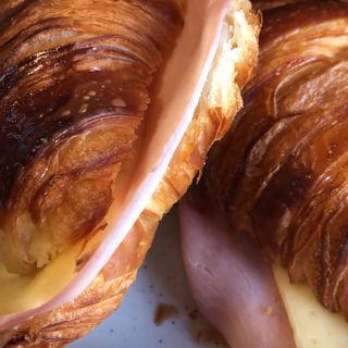 Croissant jamón y queso 