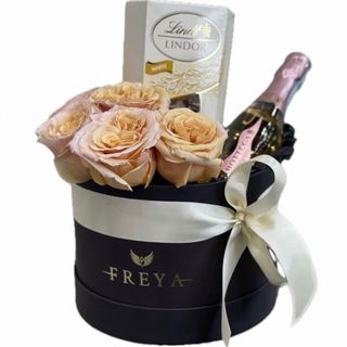 Cutie medie cu 11 trandafiri Sheemar spumant si ciocolata