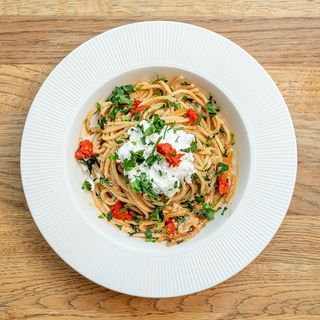 Spaghetti 'nduja z karmelizowaną cebulką w sosie winnym