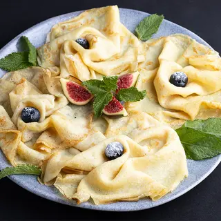 Crepes Con Mermelada Y Crema Agria