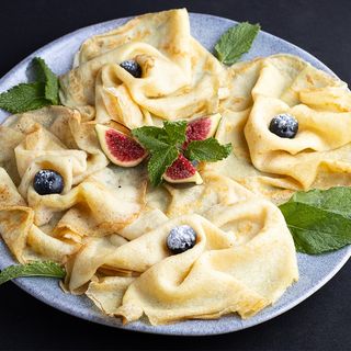 Crepes Con Mermelada Y Crema Agria