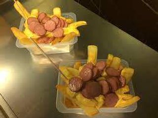 Porzione wurstel e patatine