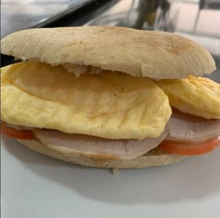 Mollete ziryab Con Lomo, Tortilla Y Tomate