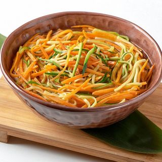 Ramen in brodo con verdure e gamberi