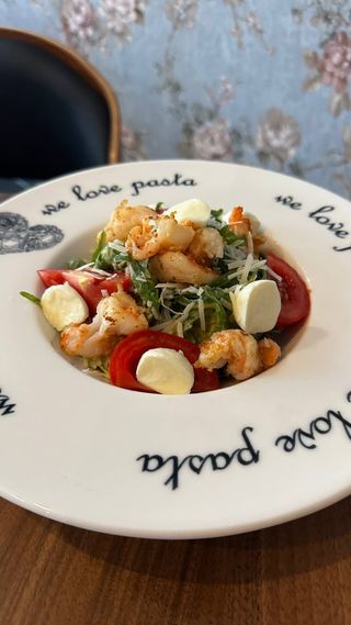 სალათი კრევეტებით, მოცარელათი და მანგოს სოუსით