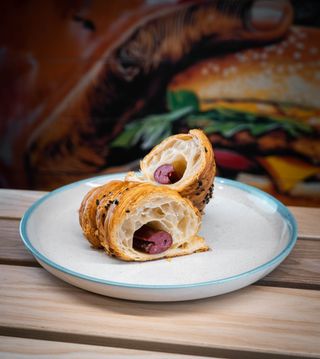 Листкова булочка з сосискою