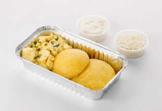 Mămăligă cu ou, brânză și smântână