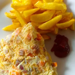 Potato chips and omelette