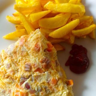 Potato chips and omelette