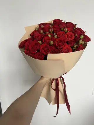 წითელი სფრეი და სტანდარტი ვარდები
