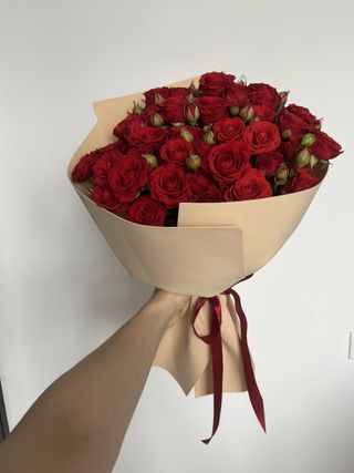 წითელი სფრეი და სტანდარტი ვარდები