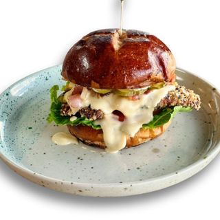 Бургер з курячою котлетою, беконом та чеддером