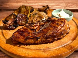 Курячий стейк з запеченими овочами  / Bistecca di pollo con verdure