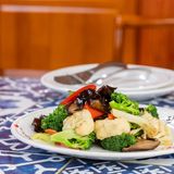 j18 მოთუშული ყვავილოვანი კომბოსტო ბროკოლით და სოკოთი