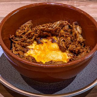 Provolone, salsa de tomate y Pulled pork