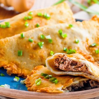 Чебурек мʼясо, помідор та сир