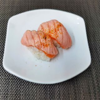 Nigiri de salmón tataki (2 pzas.)