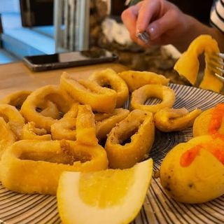 Calamares Fritos Con Papas Y Mojo