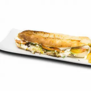 BOCADILLO BATAVIA: Mezcla de lechugas, tomate, espárrago, bonito, huevo, Jamón york y mayonesa