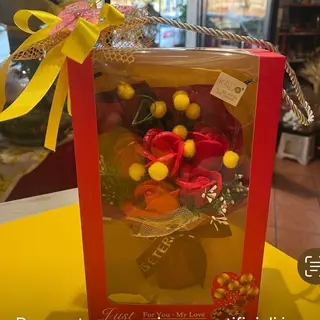 Box con Rose Rosse e Mimosa Finte