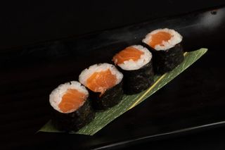 110 Maki Sake 4pz Rotolo Di Alghe Con Interno Riso E Salmone Crudo