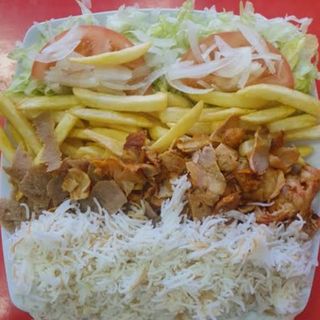 Menù Plato kebab con carne +patata+Arroz +ensalada y salsas 