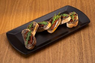 Брускети с моцарела, сушени домати и рукола (6бр)