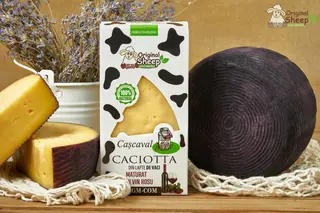 Cașcaval Caciotta din lapte de vaci, maturat in vin rosu 