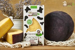 Cașcaval Caciotta din lapte de vaci, maturat in vin rosu 