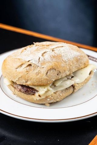 Prego com Queijo de Ovelha