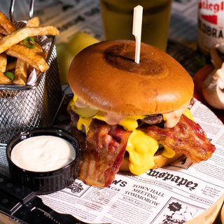 Carnifornication Burger cu cartofi prajiti/wedges si sos la alegere 