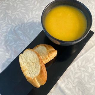 Soup de citrouille rouge .