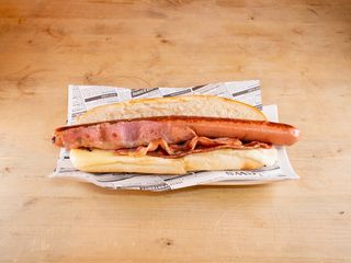 Bocadillo De Frankfurt Con Bacon Queso