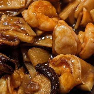 Gambas con bambú y setas chinas