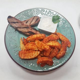 Mușchiuleț de porc la grătar, cartofi wedges și sos de usturoi